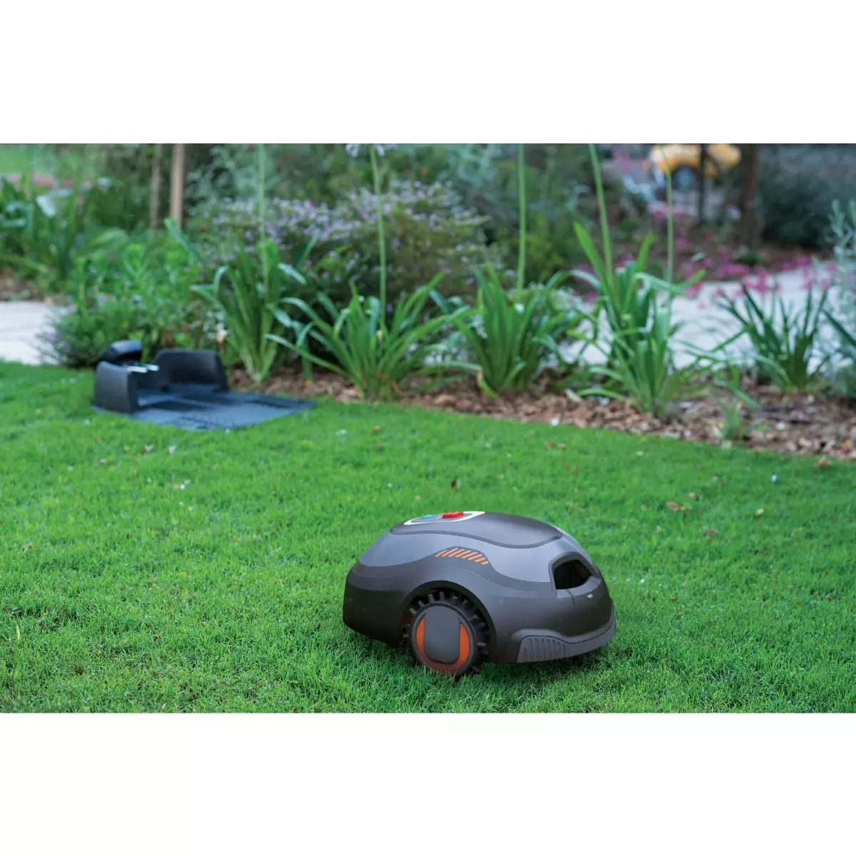 Black & Decker Robot Tondeuse n500 M² BLACK+DECKER - 12V - 4,3Ah - BCRMW121-QW 15 Black & Decker Robot Tondeuse n500 M² BLACK+DECKER - 12V - 4,3Ah - BCRMW121-QW – Image 13