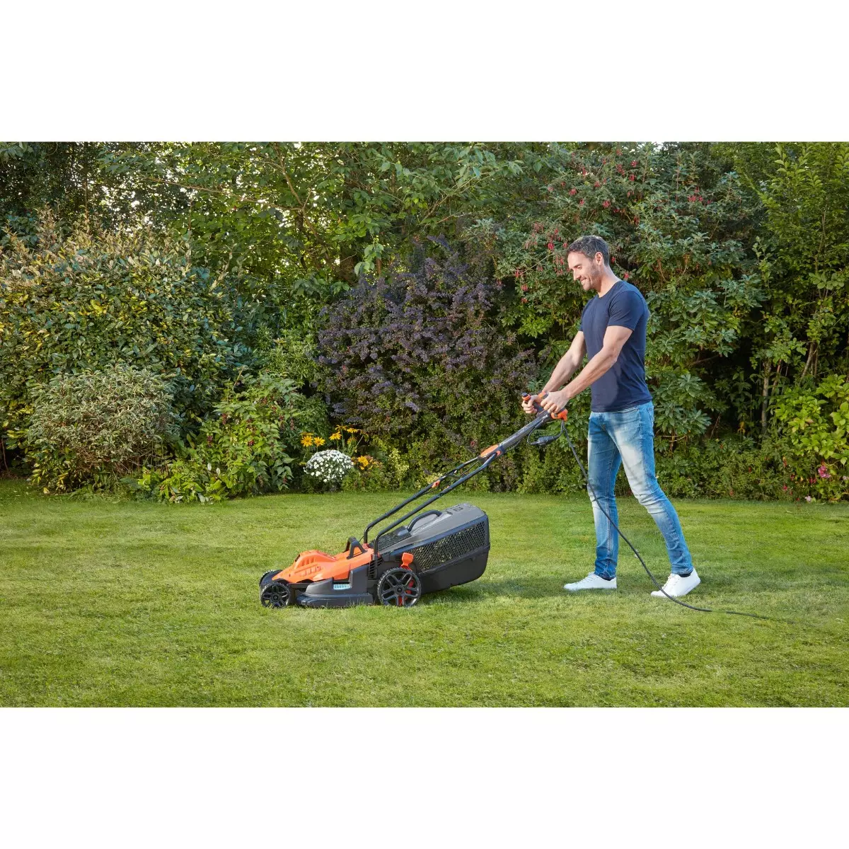 Black & Decker TONDEUSE 42CM 1800W EASYSTEER BLACK+DECKER - BEMW481ES-QS 8 Black & Decker TONDEUSE 42CM 1800W EASYSTEER BLACK+DECKER - BEMW481ES-QS – Image 6